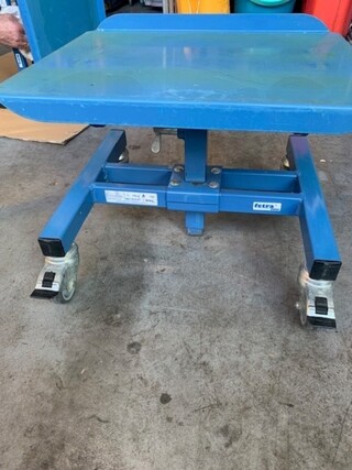 2x Kleine Instelbare bijzet tafel Fetac, 3280, blauw, bouwjaar 2017